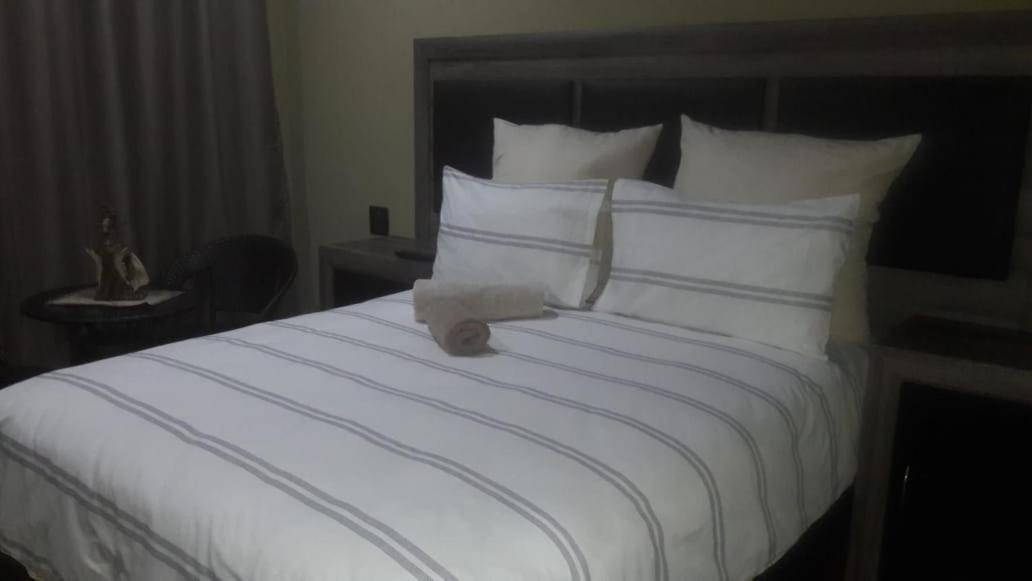 Authentic Bicycle Tours And Backpackers Vandrarhem Soweto Exteriör bild