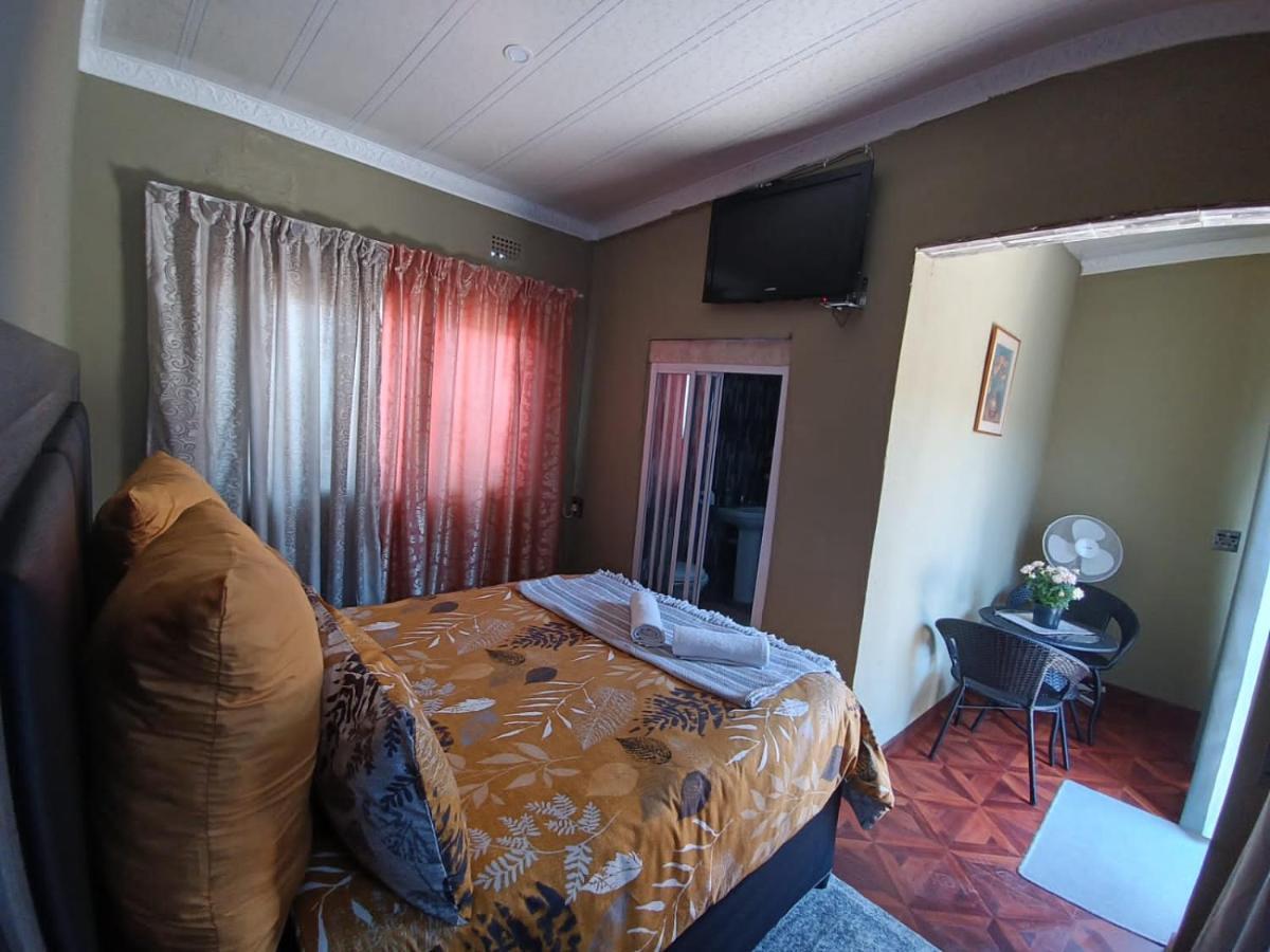 Authentic Bicycle Tours And Backpackers Vandrarhem Soweto Exteriör bild