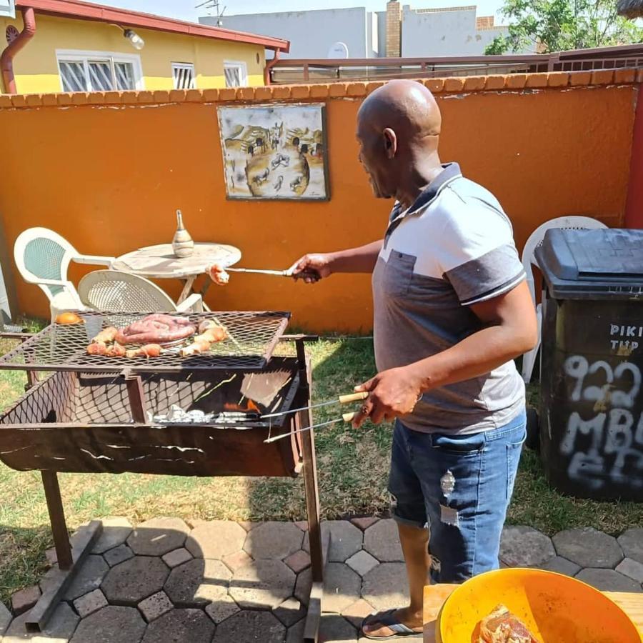 Authentic Bicycle Tours And Backpackers Vandrarhem Soweto Exteriör bild