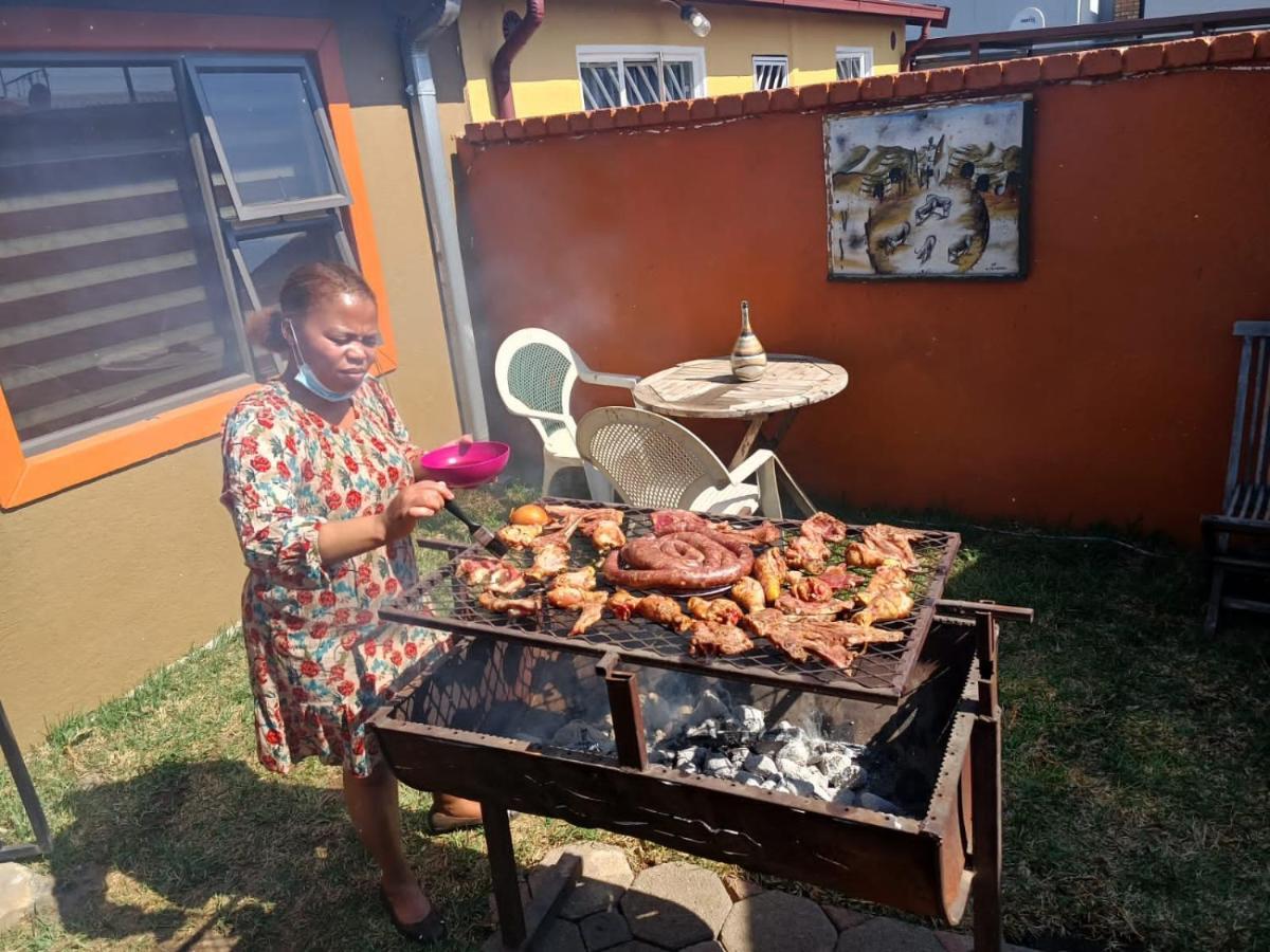 Authentic Bicycle Tours And Backpackers Vandrarhem Soweto Exteriör bild