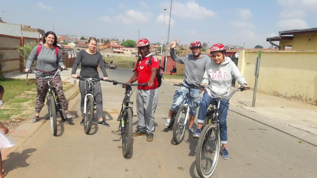 Authentic Bicycle Tours And Backpackers Vandrarhem Soweto Exteriör bild