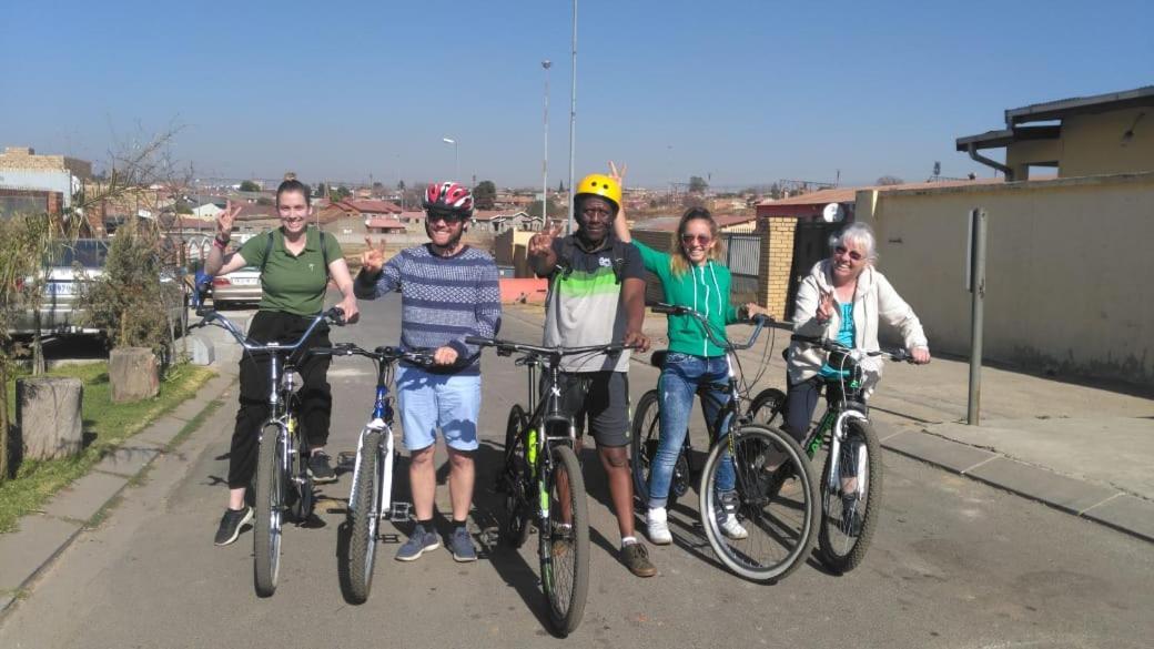 Authentic Bicycle Tours And Backpackers Vandrarhem Soweto Exteriör bild