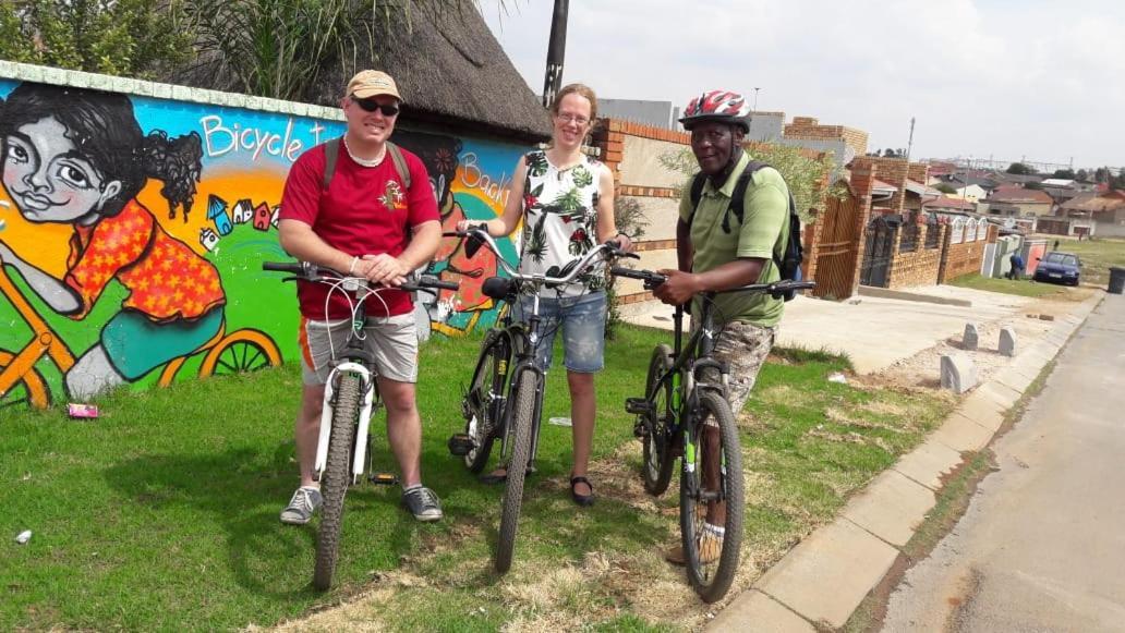 Authentic Bicycle Tours And Backpackers Vandrarhem Soweto Exteriör bild