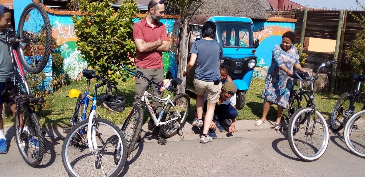 Authentic Bicycle Tours And Backpackers Vandrarhem Soweto Exteriör bild