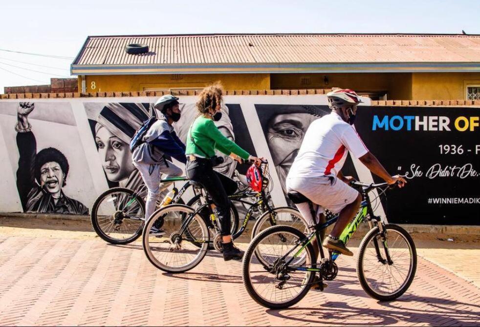 Authentic Bicycle Tours And Backpackers Vandrarhem Soweto Exteriör bild