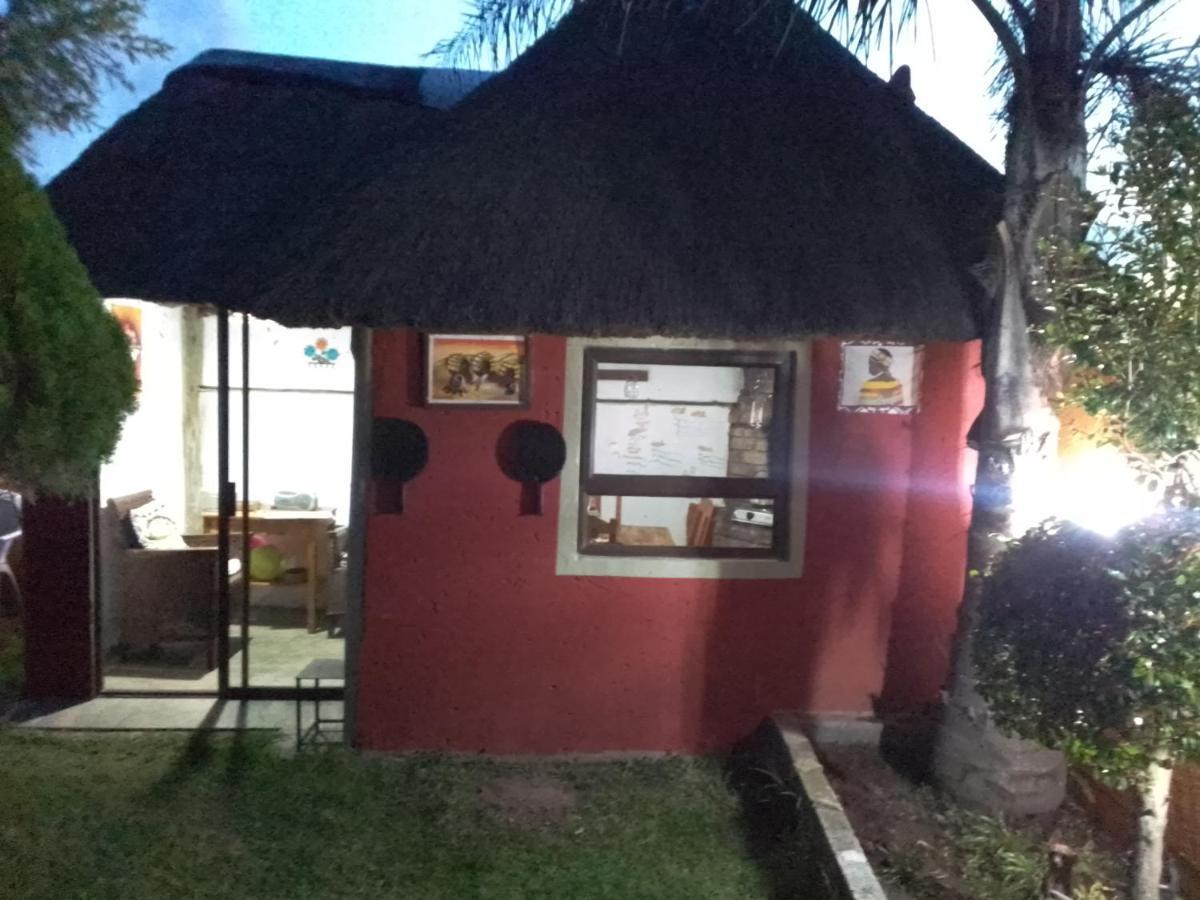 Authentic Bicycle Tours And Backpackers Vandrarhem Soweto Exteriör bild