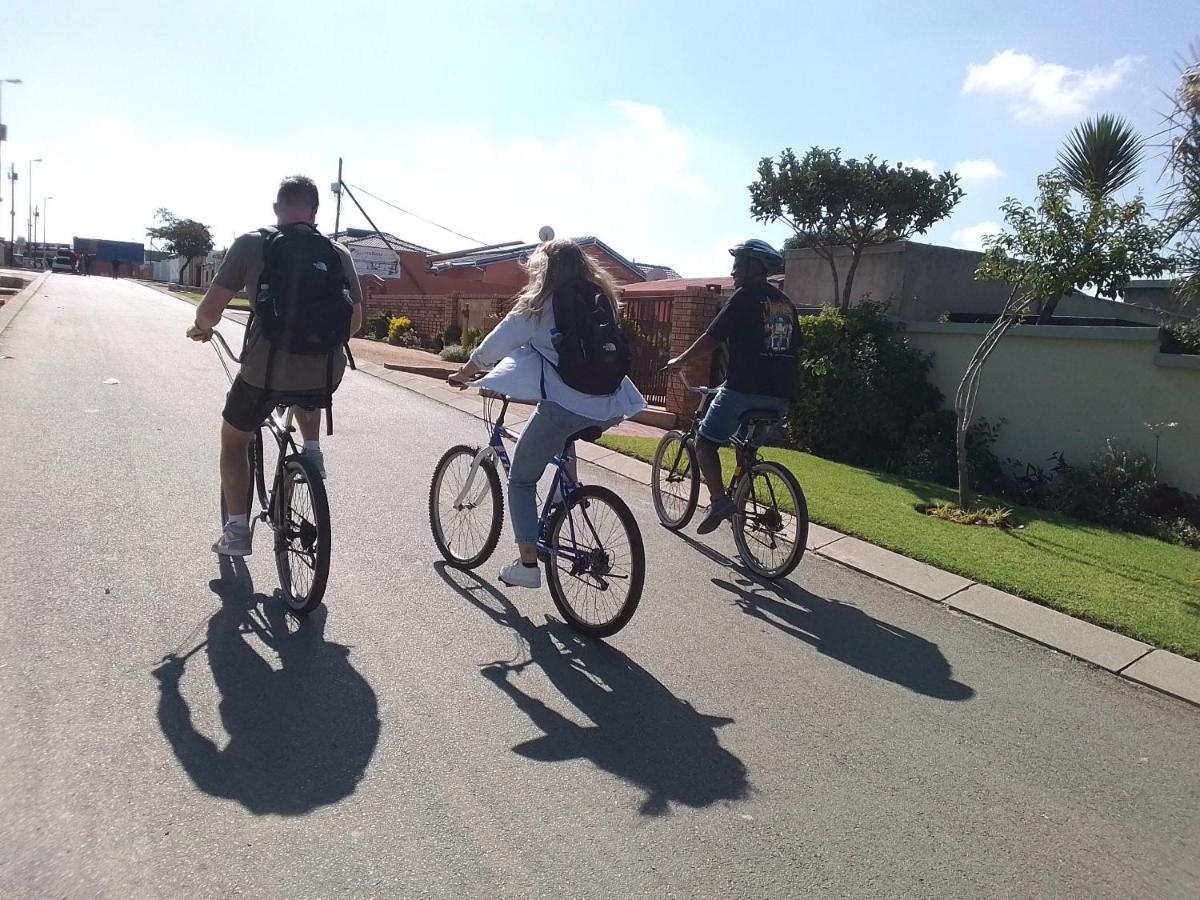 Authentic Bicycle Tours And Backpackers Vandrarhem Soweto Exteriör bild