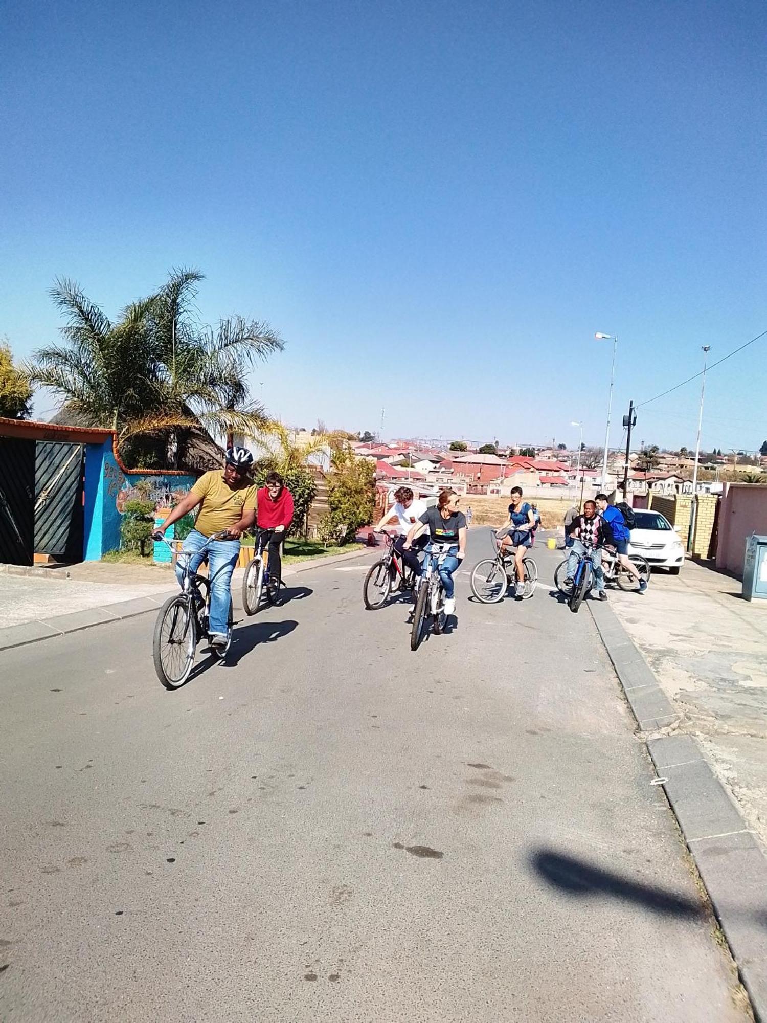 Authentic Bicycle Tours And Backpackers Vandrarhem Soweto Exteriör bild
