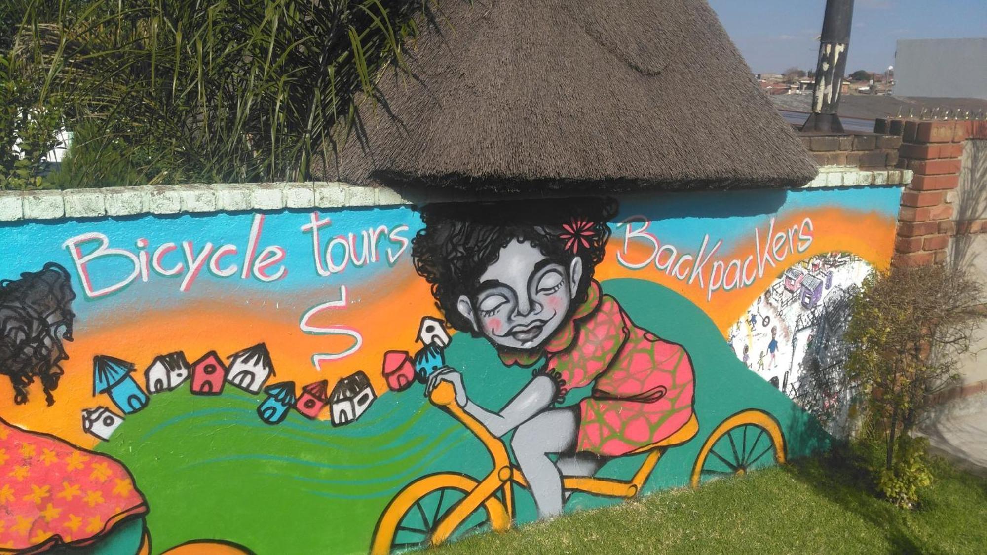 Authentic Bicycle Tours And Backpackers Vandrarhem Soweto Rum bild