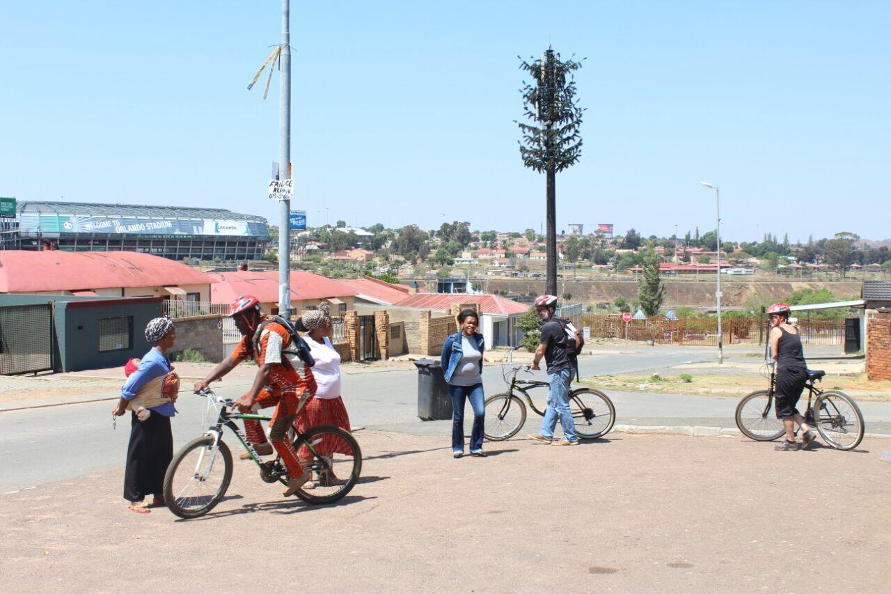 Authentic Bicycle Tours And Backpackers Vandrarhem Soweto Exteriör bild
