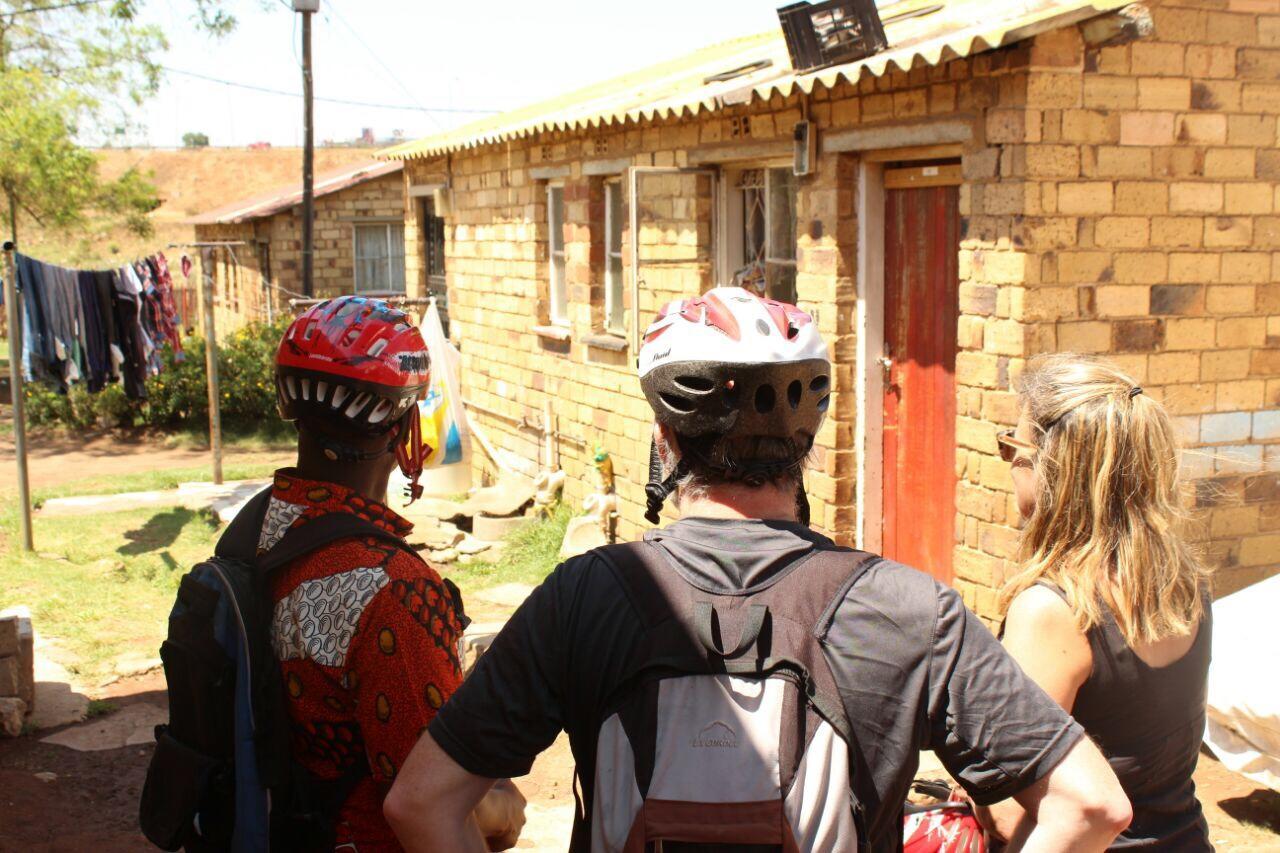 Authentic Bicycle Tours And Backpackers Vandrarhem Soweto Exteriör bild
