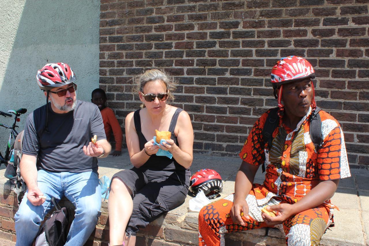 Authentic Bicycle Tours And Backpackers Vandrarhem Soweto Exteriör bild