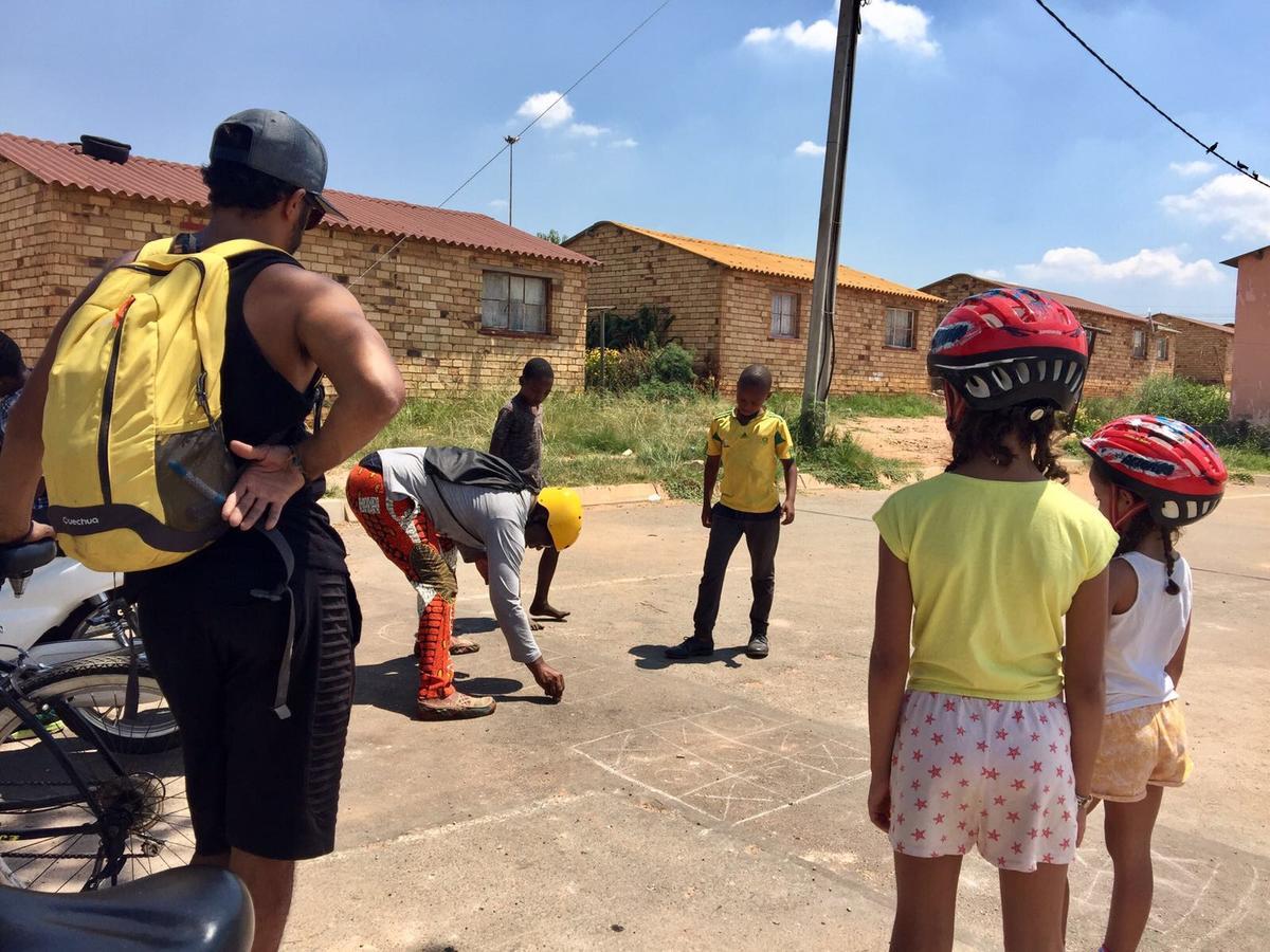 Authentic Bicycle Tours And Backpackers Vandrarhem Soweto Exteriör bild
