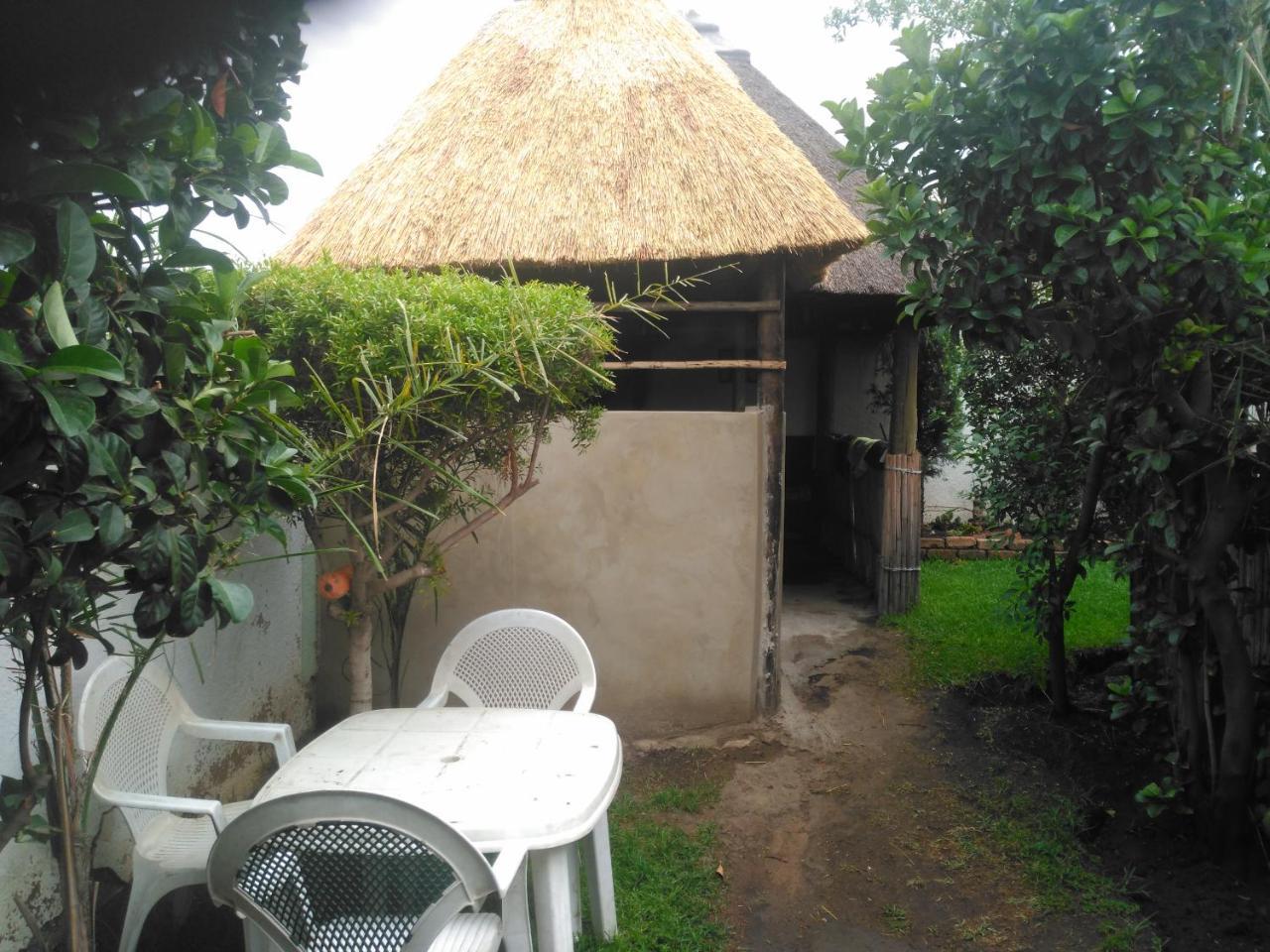 Authentic Bicycle Tours And Backpackers Vandrarhem Soweto Exteriör bild