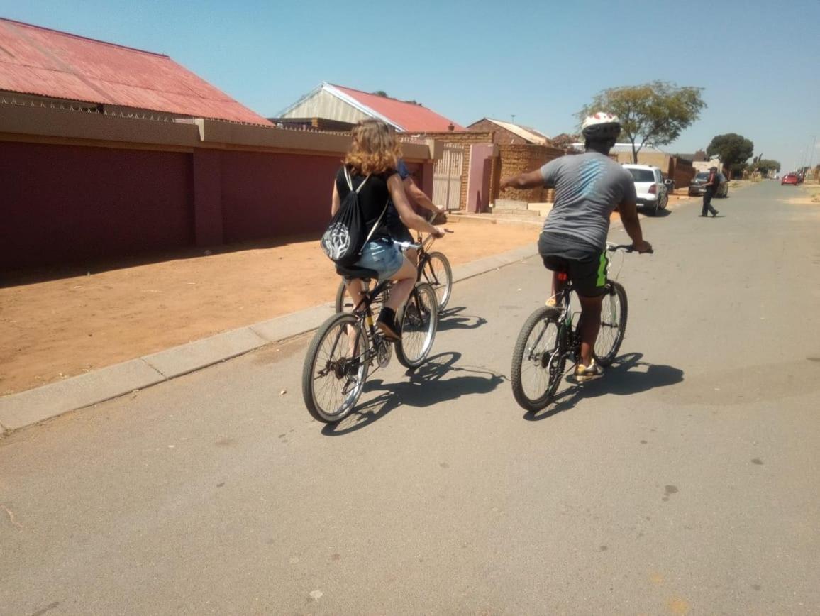Authentic Bicycle Tours And Backpackers Vandrarhem Soweto Exteriör bild